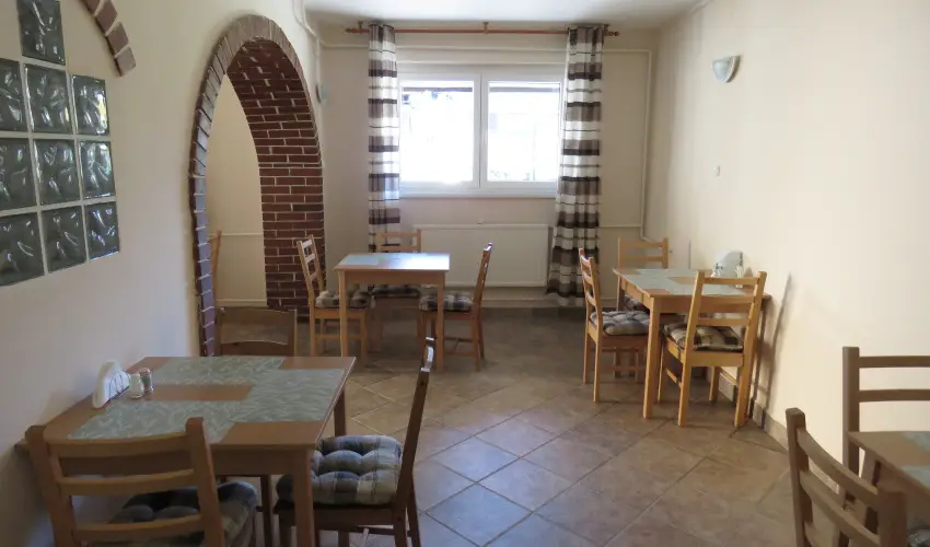 Therm�l Apartmanh�z Kom�rom - M�rcius 15.