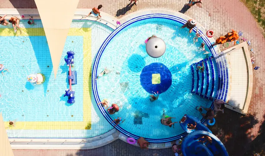 Therm�l Apartmanh�z Kom�rom - M�rcius 15.