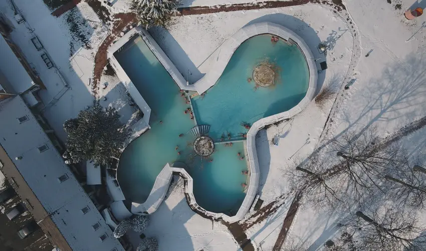 Therm�l Apartmanh�z Kom�rom - M�rcius 15.