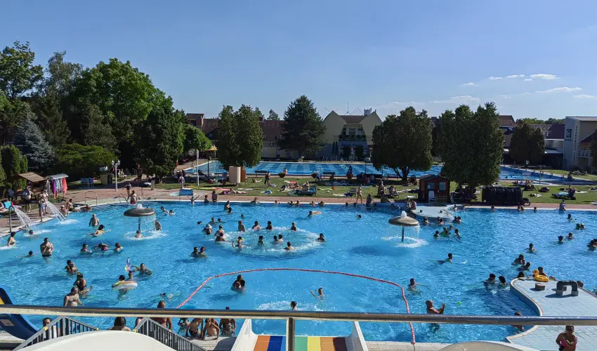 Therm�l Apartmanh�z Kom�rom - M�rcius 15.