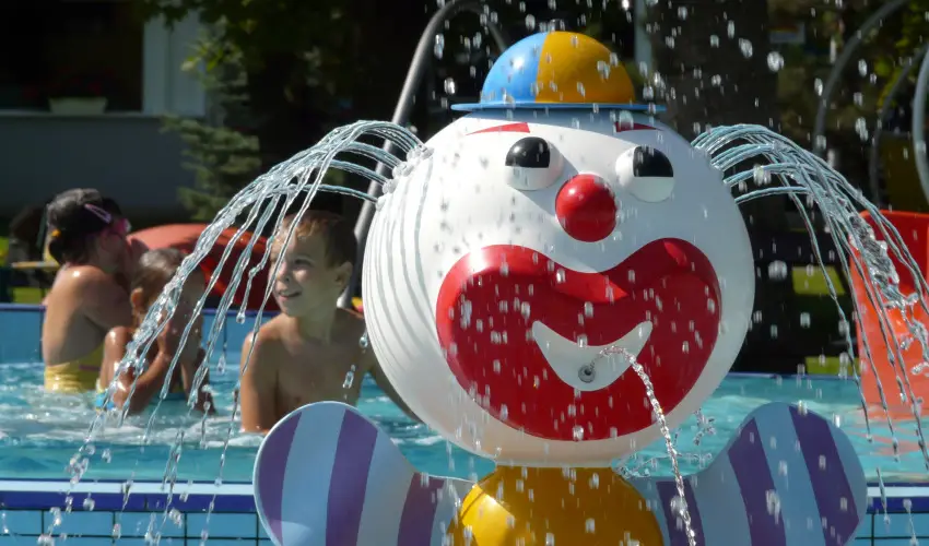 Therm�l Apartmanh�z Kom�rom - M�rcius 15.