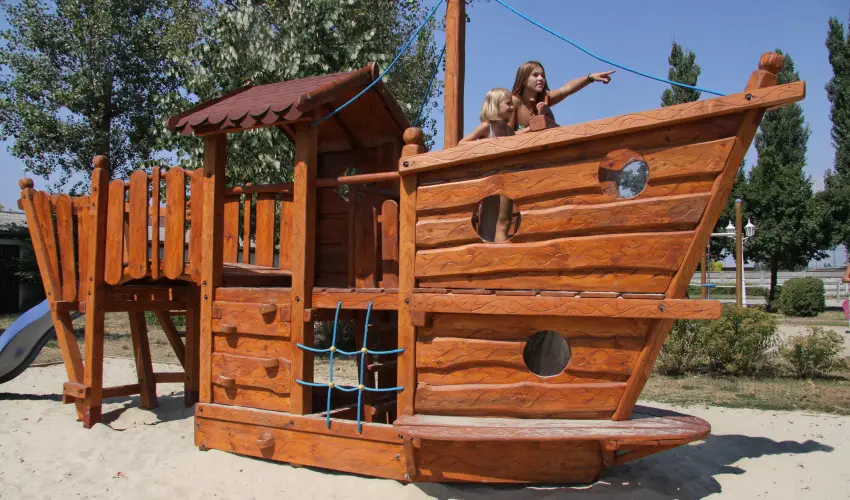 Therm�l Apartmanh�z Kom�rom - M�rcius 15.