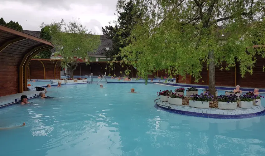 Therm�l Apartmanh�z Kom�rom - M�rcius 15.