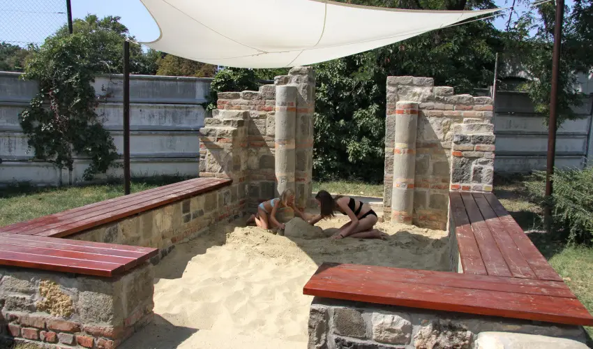 Therm�l Apartmanh�z Kom�rom - M�rcius 15.