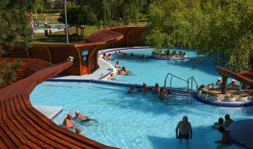 Therm�l Apartmanh�z Kom�rom - M�rcius 15.