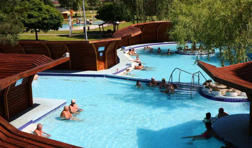 Therm�l Apartmanh�z Kom�rom - M�rcius 15.