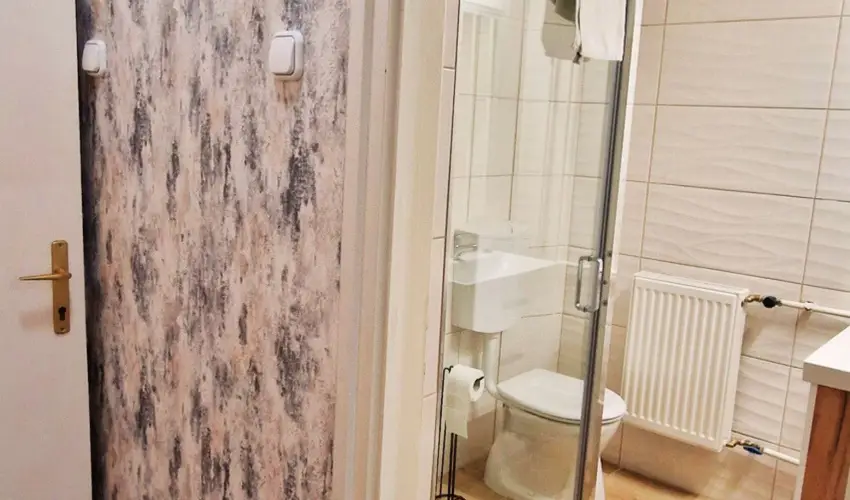 Therm�l Apartmanh�z Kom�rom - M�rcius 15.