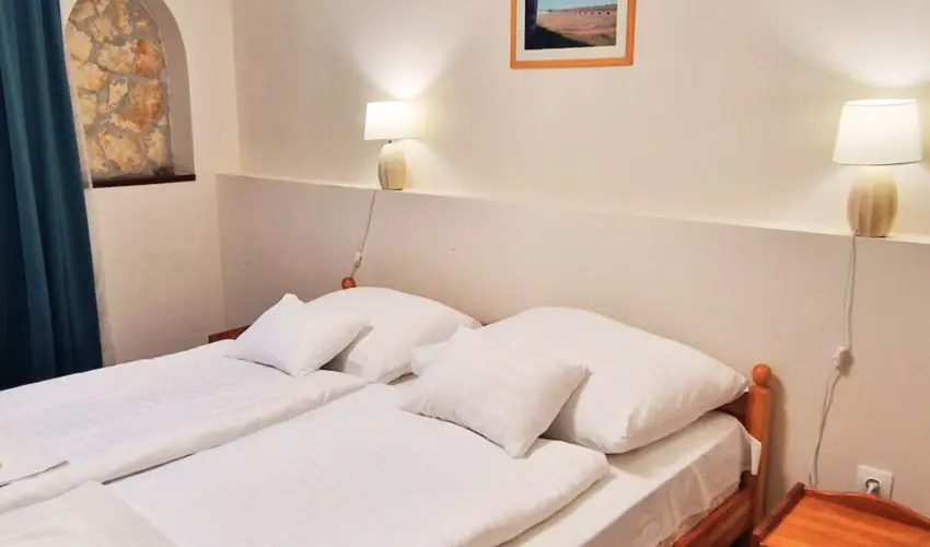 Therm�l Apartmanh�z Kom�rom - M�rcius 15.