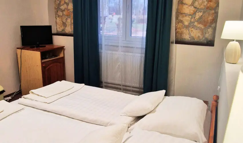 Therm�l Apartmanh�z Kom�rom - M�rcius 15.