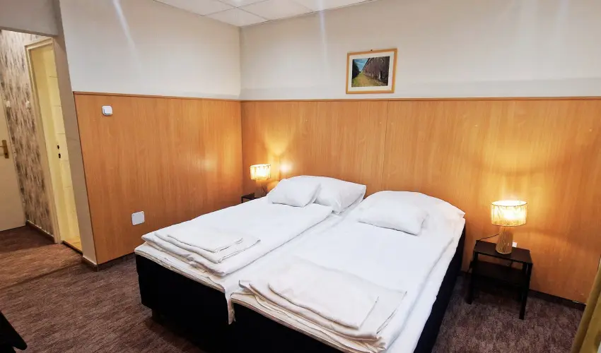 Therm�l Apartmanh�z Kom�rom - M�rcius 15.