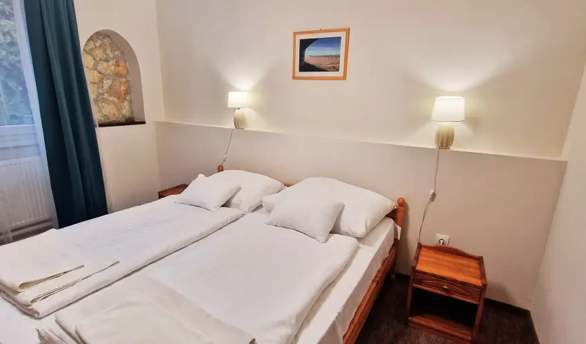 Therm�l Apartmanh�z Kom�rom - M�rcius 15.