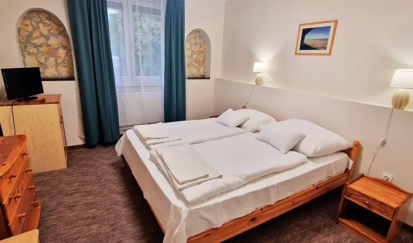 Therm�l Apartmanh�z Kom�rom - M�rcius 15.