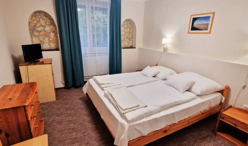 Therm�l Apartmanh�z Kom�rom - M�rcius 15.