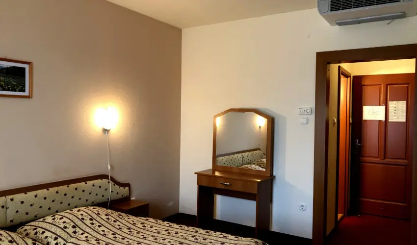Hotel Imperial Gy�gysz�ll� Kisk�r�s - M�rcius 15.  (min. 2 �j)