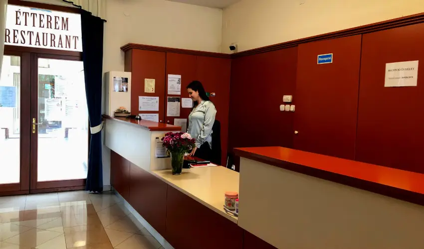 Hotel Imperial Gy�gysz�ll� Kisk�r�s - M�rcius 15.  (min. 2 �j)