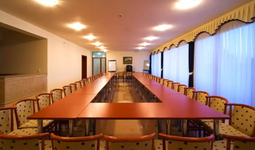 Hotel Imperial Gy�gysz�ll� Kisk�r�s - M�rcius 15.  (min. 2 �j)