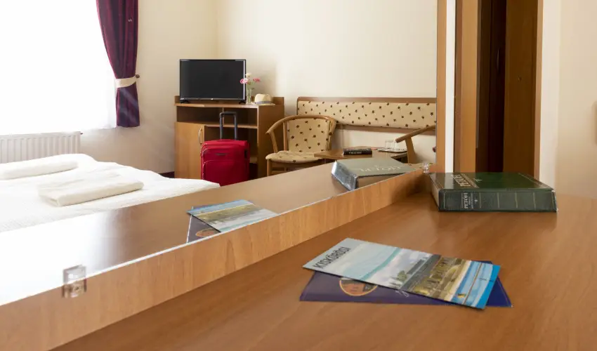 Hotel Imperial Gy�gysz�ll� Kisk�r�s - M�rcius 15.  (min. 2 �j)