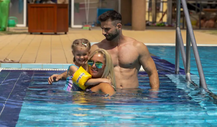 Hotel Imperial Gy�gysz�ll� Kisk�r�s - M�rcius 15.  (min. 2 �j)