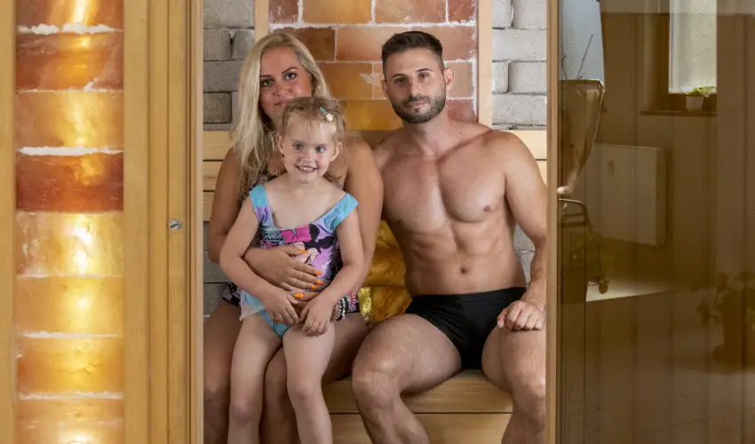 Hotel Imperial Gy�gysz�ll� Kisk�r�s - M�rcius 15.  (min. 2 �j)