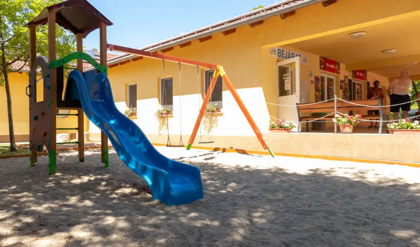 Hotel Imperial Gy�gysz�ll� Kisk�r�s - M�rcius 15.  (min. 2 �j)