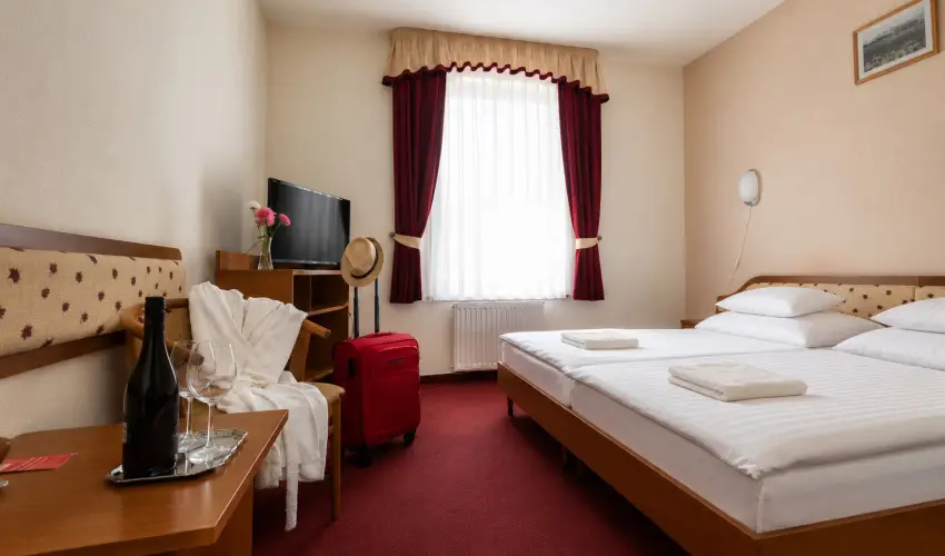 Hotel Imperial Gy�gysz�ll� Kisk�r�s - M�rcius 15.  (min. 2 �j)