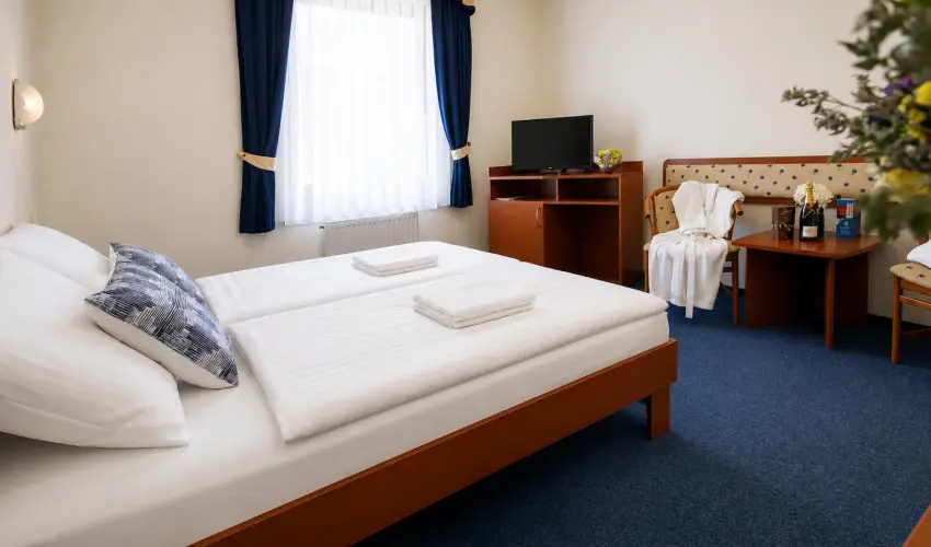 Hotel Imperial Gy�gysz�ll� Kisk�r�s - M�rcius 15.  (min. 2 �j)
