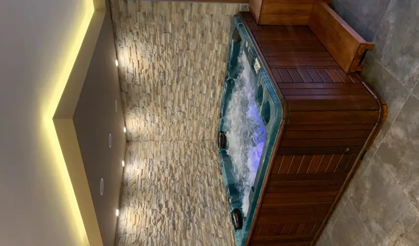 The Jakuzzi Room Miskolctapolca - M�rcius 15.
