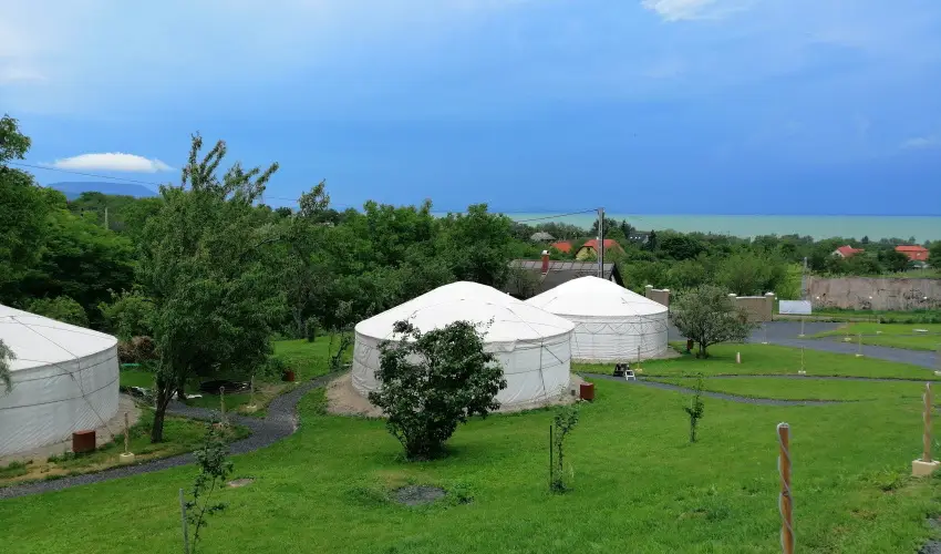 Jurta Spirit Hotel Balatongy�r�k - M�rcius 15. 