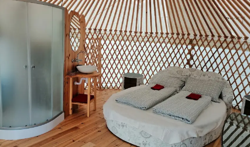 Jurta Spirit Hotel Balatongy�r�k - M�rcius 15. 