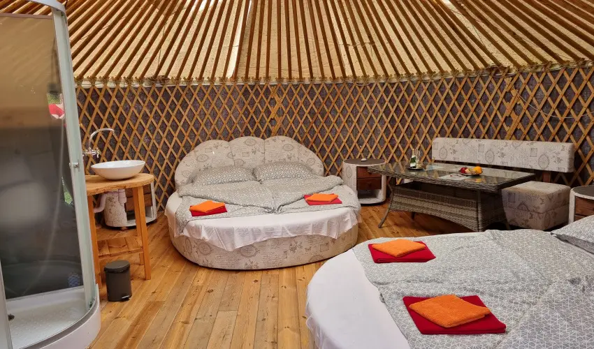 Jurta Spirit Hotel Balatongy�r�k - M�rcius 15. 