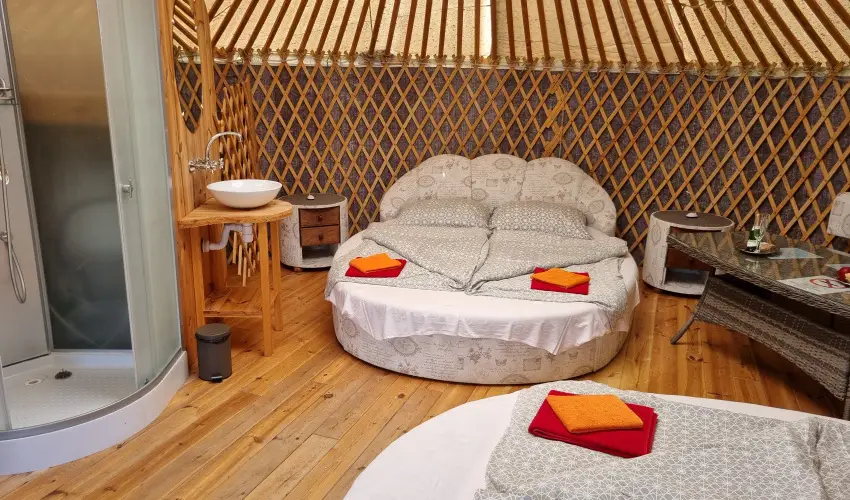 Jurta Spirit Hotel Balatongy�r�k - M�rcius 15. 