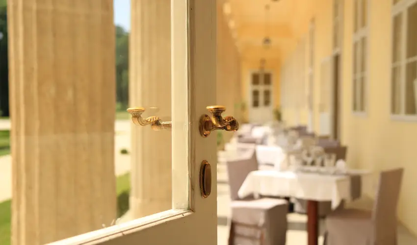 K�rolyi Kast�ly Hotel & Restaurant  Feh�rv�rcsurg� - M�rcius 15. 