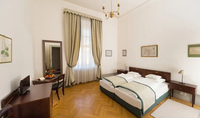 K�rolyi Kast�ly Hotel & Restaurant  Feh�rv�rcsurg� - M�rcius 15. 