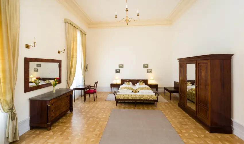 K�rolyi Kast�ly Hotel & Restaurant  Feh�rv�rcsurg� - M�rcius 15. 