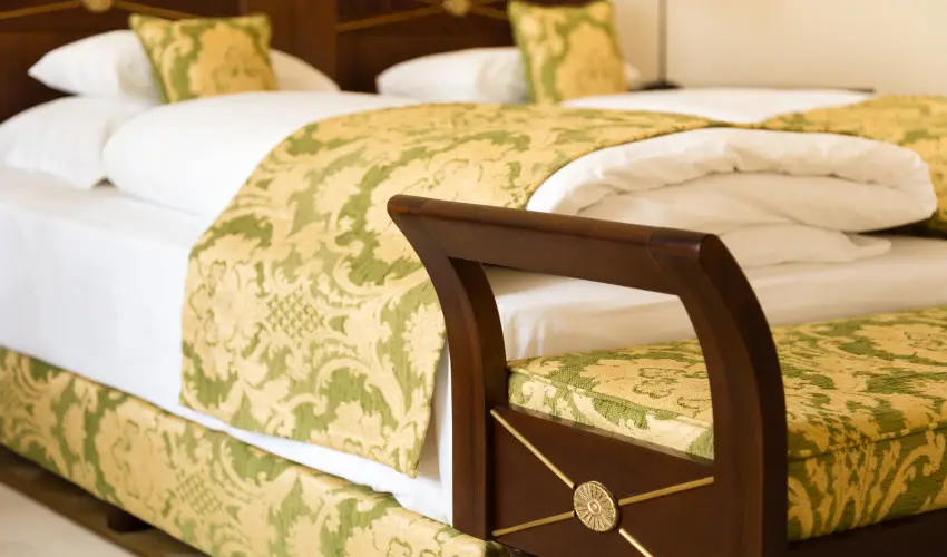 K�rolyi Kast�ly Hotel & Restaurant  Feh�rv�rcsurg� - M�rcius 15. 