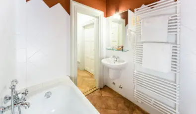 K�rolyi Kast�ly Hotel & Restaurant  Feh�rv�rcsurg�