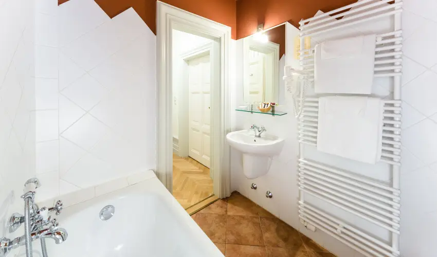 K�rolyi Kast�ly Hotel & Restaurant  Feh�rv�rcsurg� - M�rcius 15. 