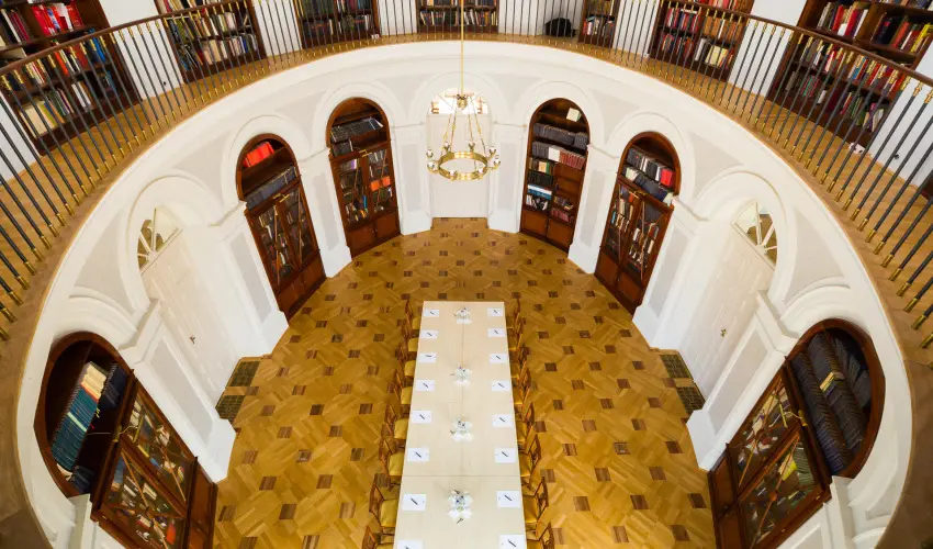 K�rolyi Kast�ly Hotel & Restaurant  Feh�rv�rcsurg� - M�rcius 15. 