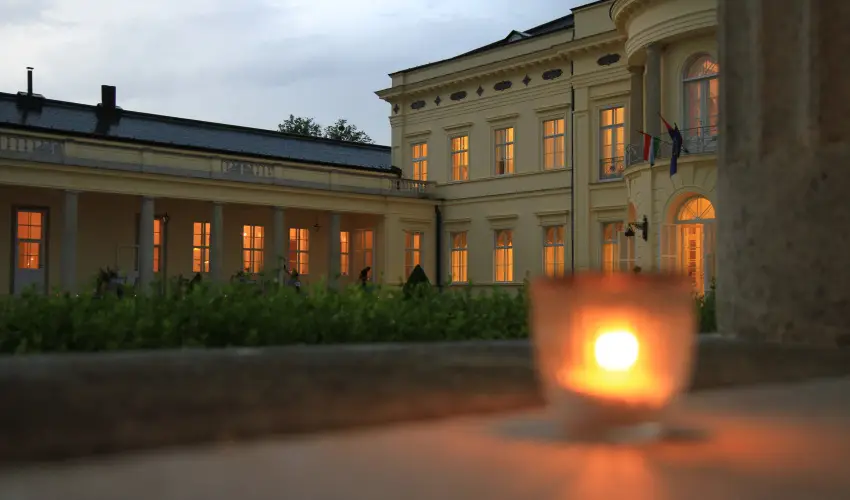 K�rolyi Kast�ly Hotel & Restaurant  Feh�rv�rcsurg� - M�rcius 15. 