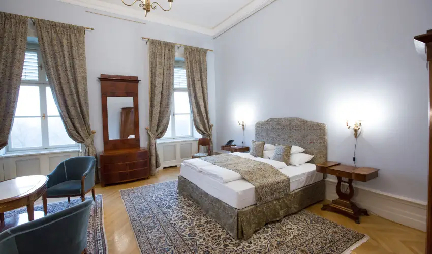 K�rolyi Kast�ly Hotel & Restaurant  Feh�rv�rcsurg� - M�rcius 15. 