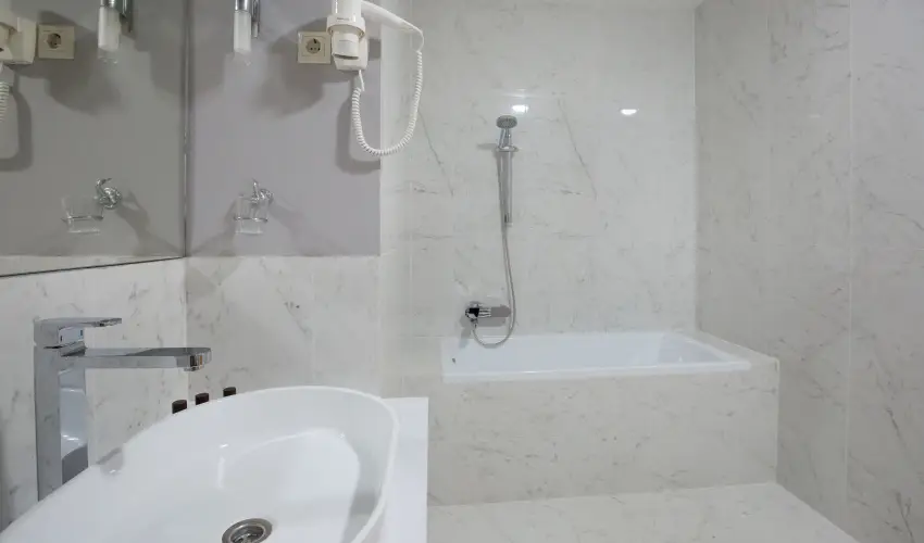 K�rolyi Kast�ly Hotel & Restaurant  Feh�rv�rcsurg� - M�rcius 15. 