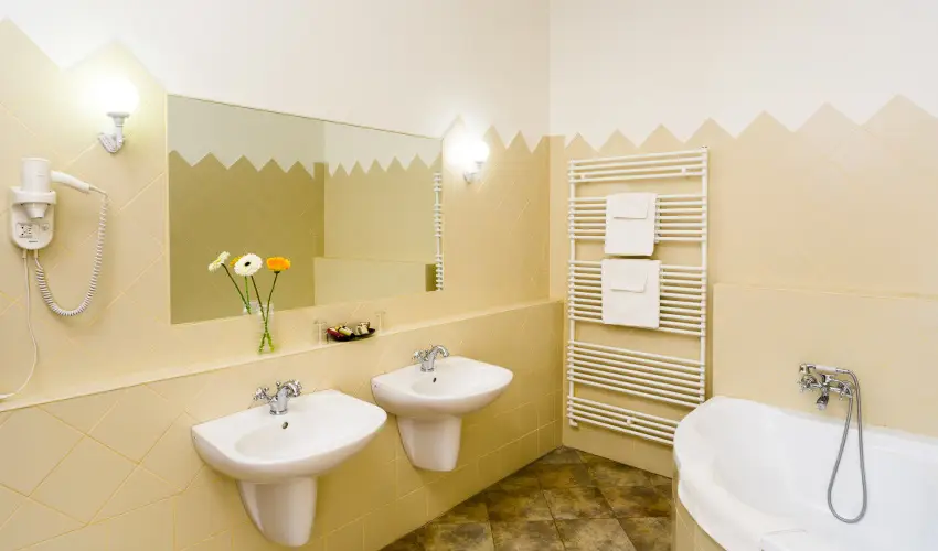 K�rolyi Kast�ly Hotel & Restaurant  Feh�rv�rcsurg� - M�rcius 15. 