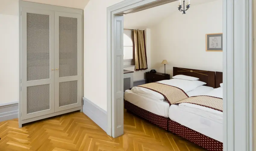 K�rolyi Kast�ly Hotel & Restaurant  Feh�rv�rcsurg� - M�rcius 15. 