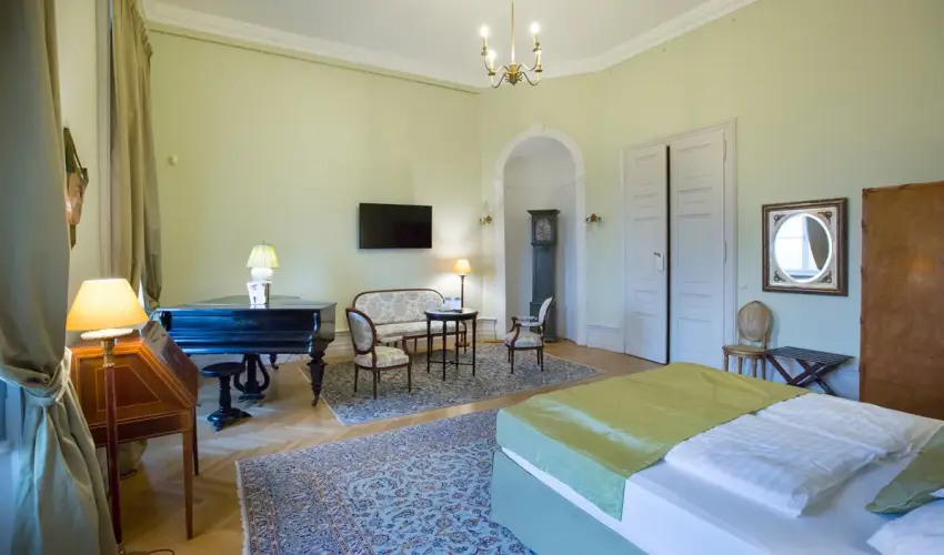 K�rolyi Kast�ly Hotel & Restaurant  Feh�rv�rcsurg� - M�rcius 15. 