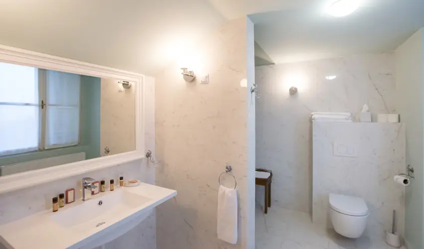 K�rolyi Kast�ly Hotel & Restaurant  Feh�rv�rcsurg� - M�rcius 15. 