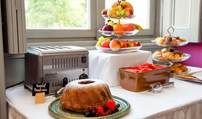 K�rolyi Kast�ly Hotel & Restaurant  Feh�rv�rcsurg� - M�rcius 15. 