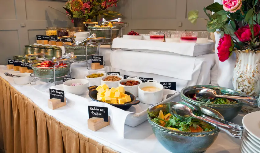 K�rolyi Kast�ly Hotel & Restaurant  Feh�rv�rcsurg� - M�rcius 15. 