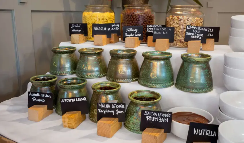 K�rolyi Kast�ly Hotel & Restaurant  Feh�rv�rcsurg� - M�rcius 15. 