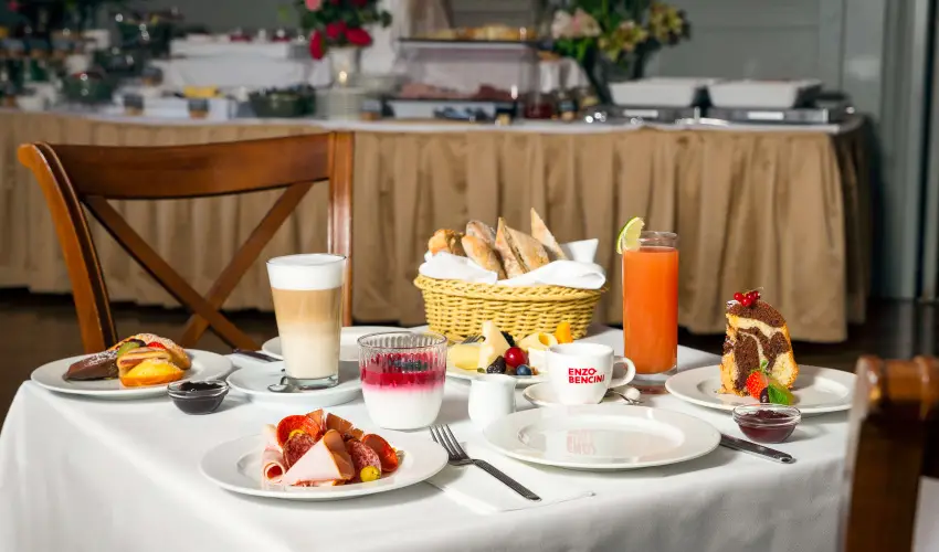 K�rolyi Kast�ly Hotel & Restaurant  Feh�rv�rcsurg� - M�rcius 15. 