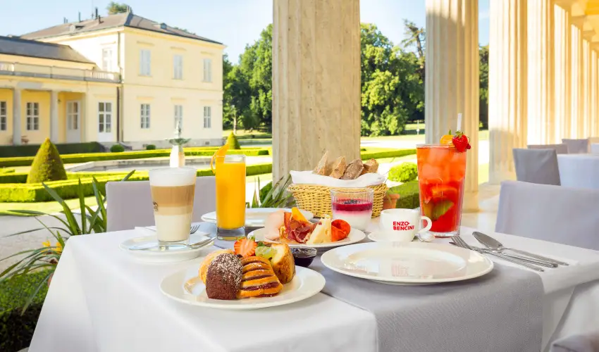 K�rolyi Kast�ly Hotel & Restaurant  Feh�rv�rcsurg� - M�rcius 15. 